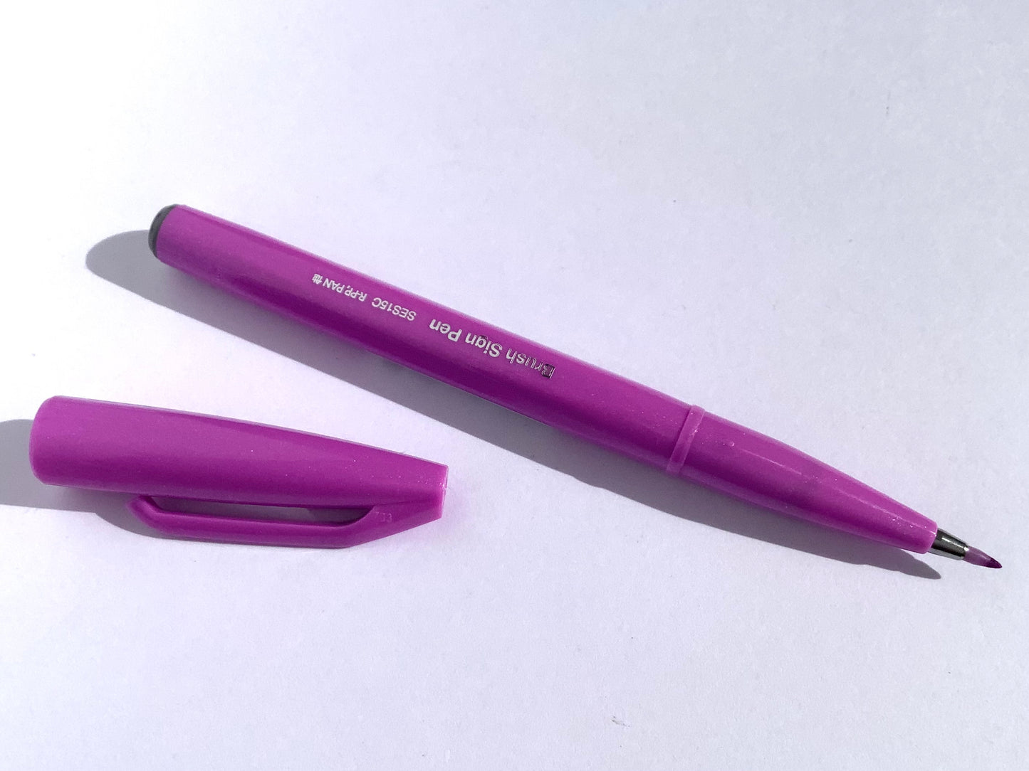 lilafarbener Brush Sign Pen von Pentel