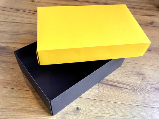 Schwarze Box mit gelbem Deckel von Buntbox