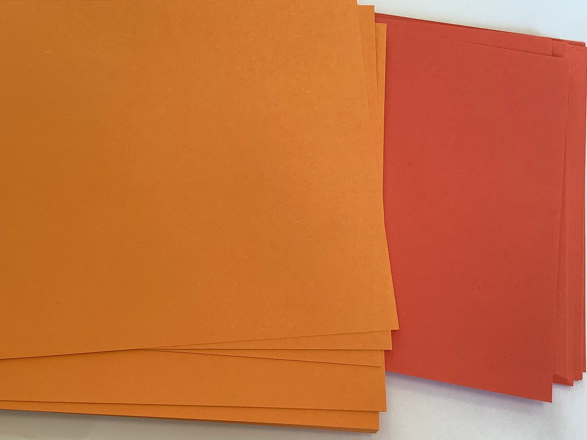 250 Blatt farbiges dickes Druckerpapier A4 mit 160g/m², recycelt in rot und orange.
Erhältlich bei Polly Paper - Bürobedarf in Berlin-Mitte