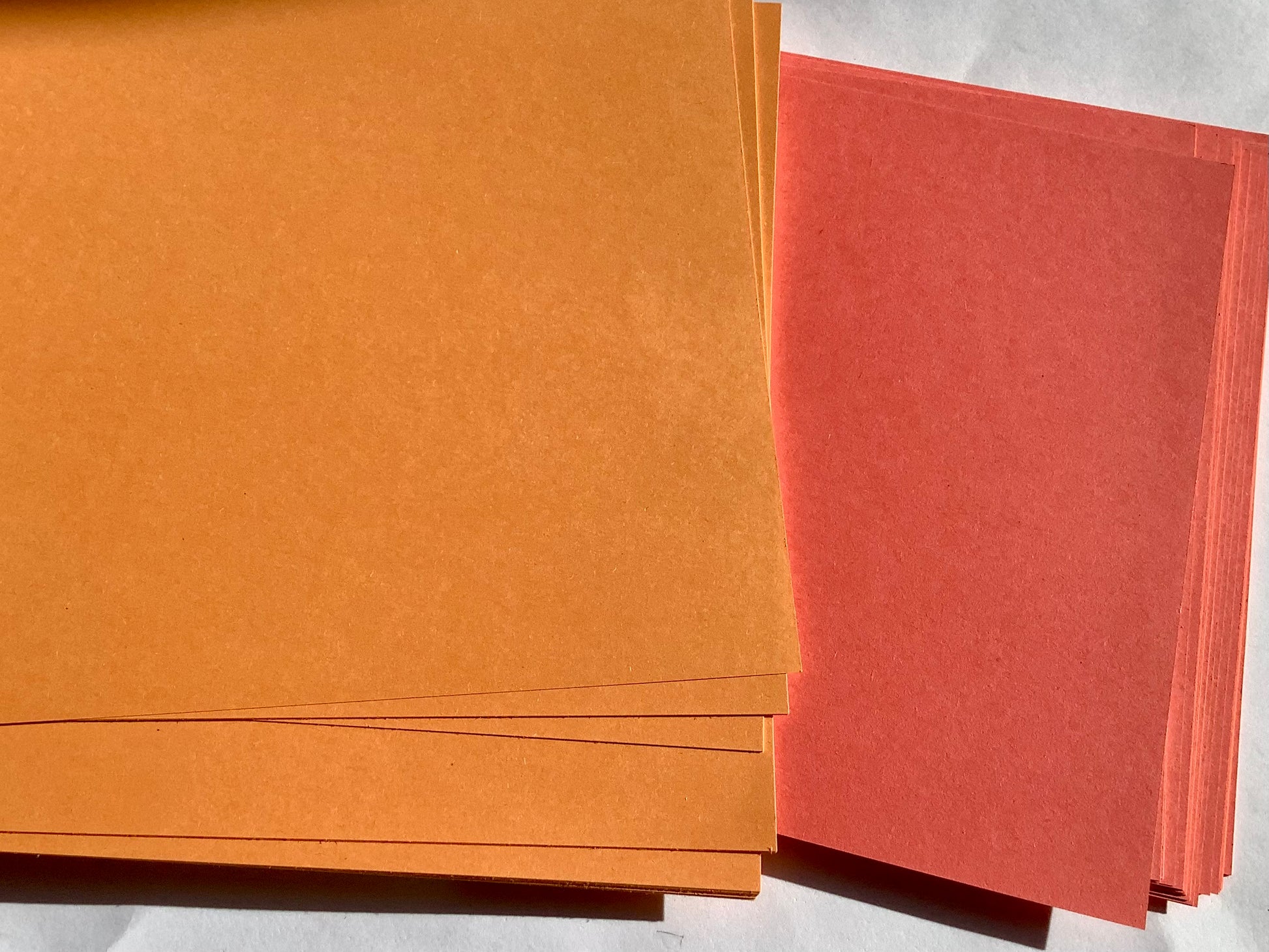 250 Blatt farbiges dickes Druckerpapier A4 mit 160g/m², recycelt in rot und orange.
Erhältlich bei Polly Paper - Bürobedarf in Berlin-Mitte