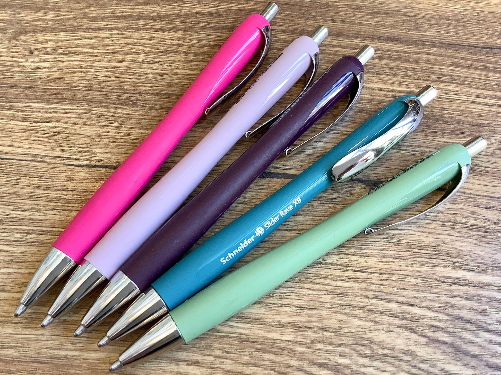 Druckkugelschreiber RAVE Slider mit extrabreiter Mine (XB) in 6 verschiedenen Farben: pink, Pearl, Aubergine, türkis, helles olivgrün oder silbergrau. Drücker, Clip und Spitze aus Metall (silber), weiche Griffzone.
Erhältlich bei Polly Paper - Umweltfreundlicher Bürobedarf in Berlin-Mitte