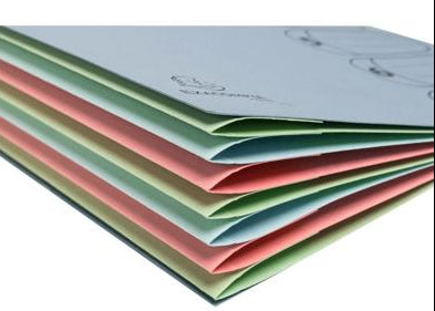 Detailansicht von der Seite: Ordnungsmappe in 3 Pastellfarben. 7 Fächer mit farbigen Reitern. Eckspanner-Verschluss. 
Erhältlich bei Polly Paper - Bürobedarf in Berlin-Mitte