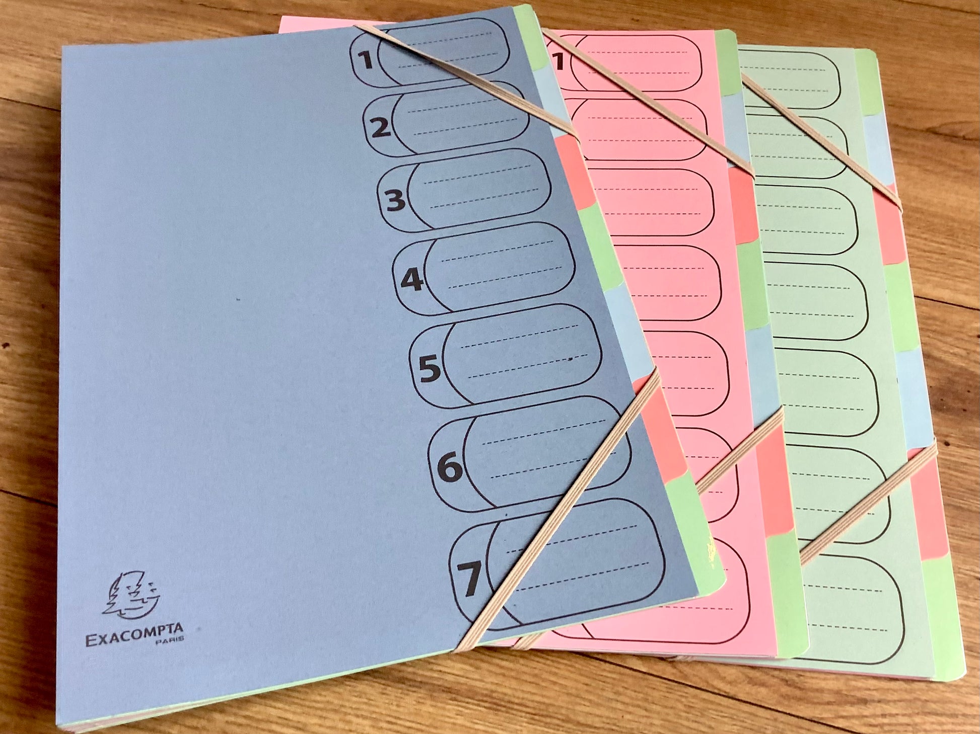 Ordnungsmappe in 3 Pastellfarben, rosa, hellgrün und hellblau. 7 Fächer mit farbigen Reitern. Eckspanner-Verschluss.
Erhältlich bei Polly Paper - Bürobedarf in Berlin-Mitte