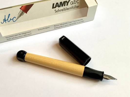 Schreiblernfüller aus Holz für die Grundschule - mit schwarzer Kappe und Griffstück von Lamy