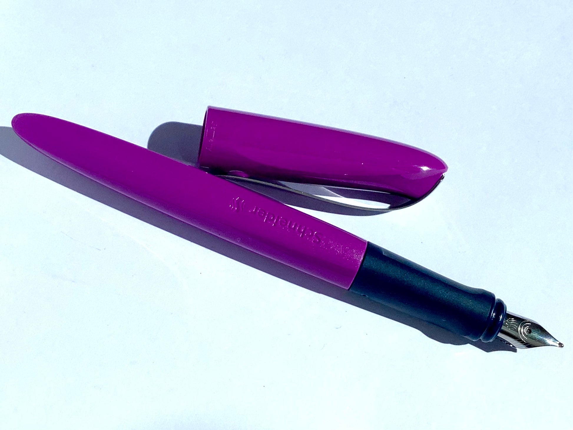 Schulfüller Wavy Schneider in violett - erhältlich bei Polly Paper - Umweltfreundlicher Schulbedarf in Berlin-Miite