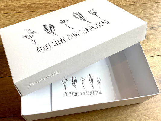 Geschenkschachtel mit dem Aufdruck "Alles Liebe zum Geburtstatg" und minimalistischen Blümchen. 
Erhältlich bei Polly Paper, umweltfreundlicher Geschenk-Bedarf in Berlin-Mitte