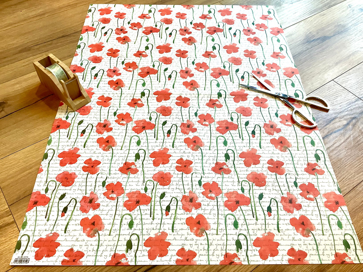 Geschenkpapierbogen mit roten Mohnblumen