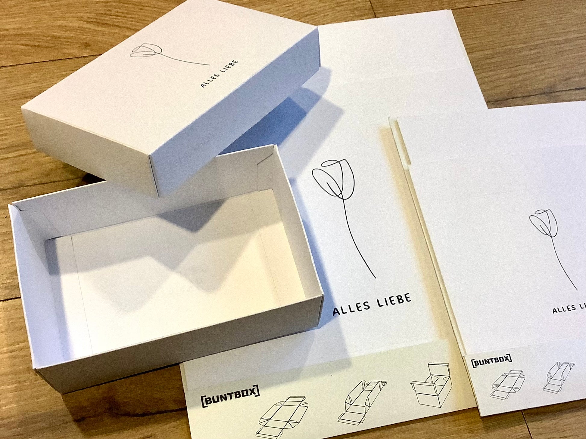Geschenkschachtel mit dem Aufdruck "Alles Liebe" .
Erhältlich bei Polly Paper, umweltfreundlicher Geschenk-Bedarf in Berlin-Mitte