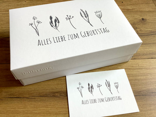 Geschenkschachtel mit dem Aufdruck "Alles Liebe zum Geburtstatg" und minimalistischen Blümchen. 
Erhältlich bei Polly Paper, umweltfreundlicher Geschenk-Bedarf in Berlin-Mitte