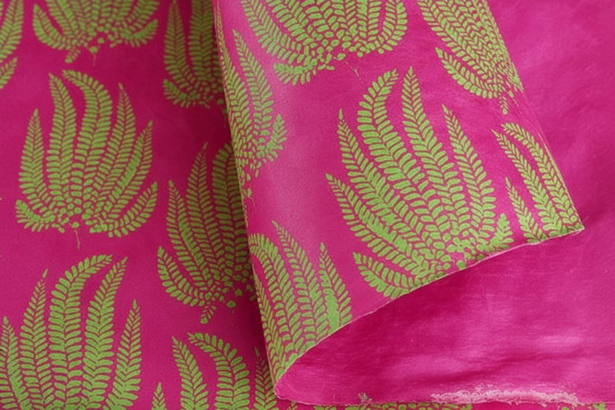 Geschenkpapier Farn grün auf fuchsia Lokta Lamali - bei Polly Paper - Umweltfreundliche Schreibwaren