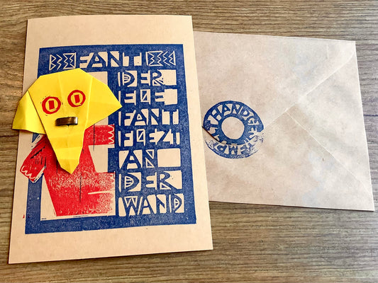 Lustige handgemachte Karte von Flitzpost mit Elefantenkopf aus gefaltetem Papier.
