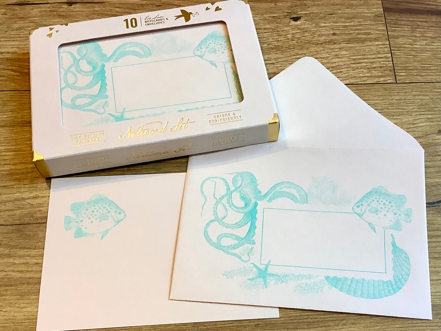 Bei diesem Kartenset sind die Karten und die Umschläge hellblau bedruckt mit einem Fisch und einem Oktopus. Sehr edel auf eierschalenweißem Hintergrund.