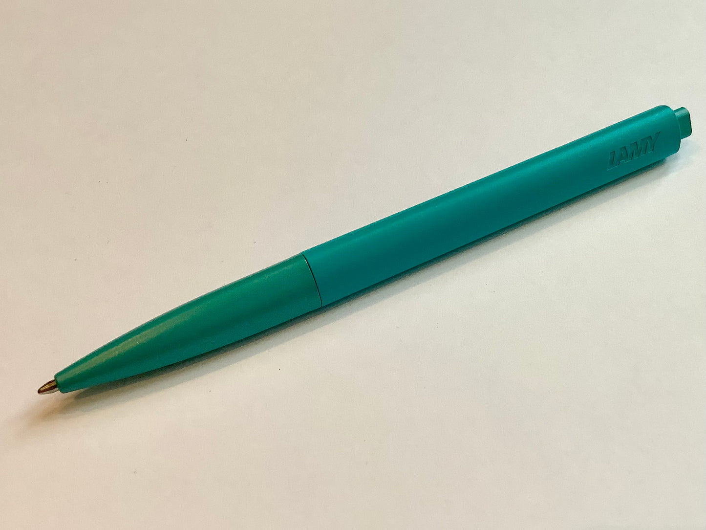 Druckkugelschreiber von Lamy in türkis.
Erhältlich bei Polly Paper in Berlin-Mitte