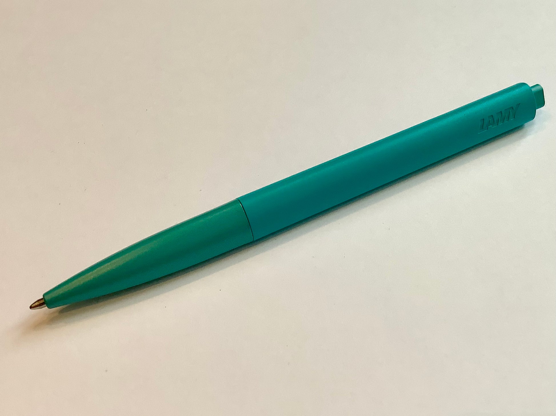 Druckkugelschreiber von Lamy in türkis.
Erhältlich bei Polly Paper in Berlin-Mitte