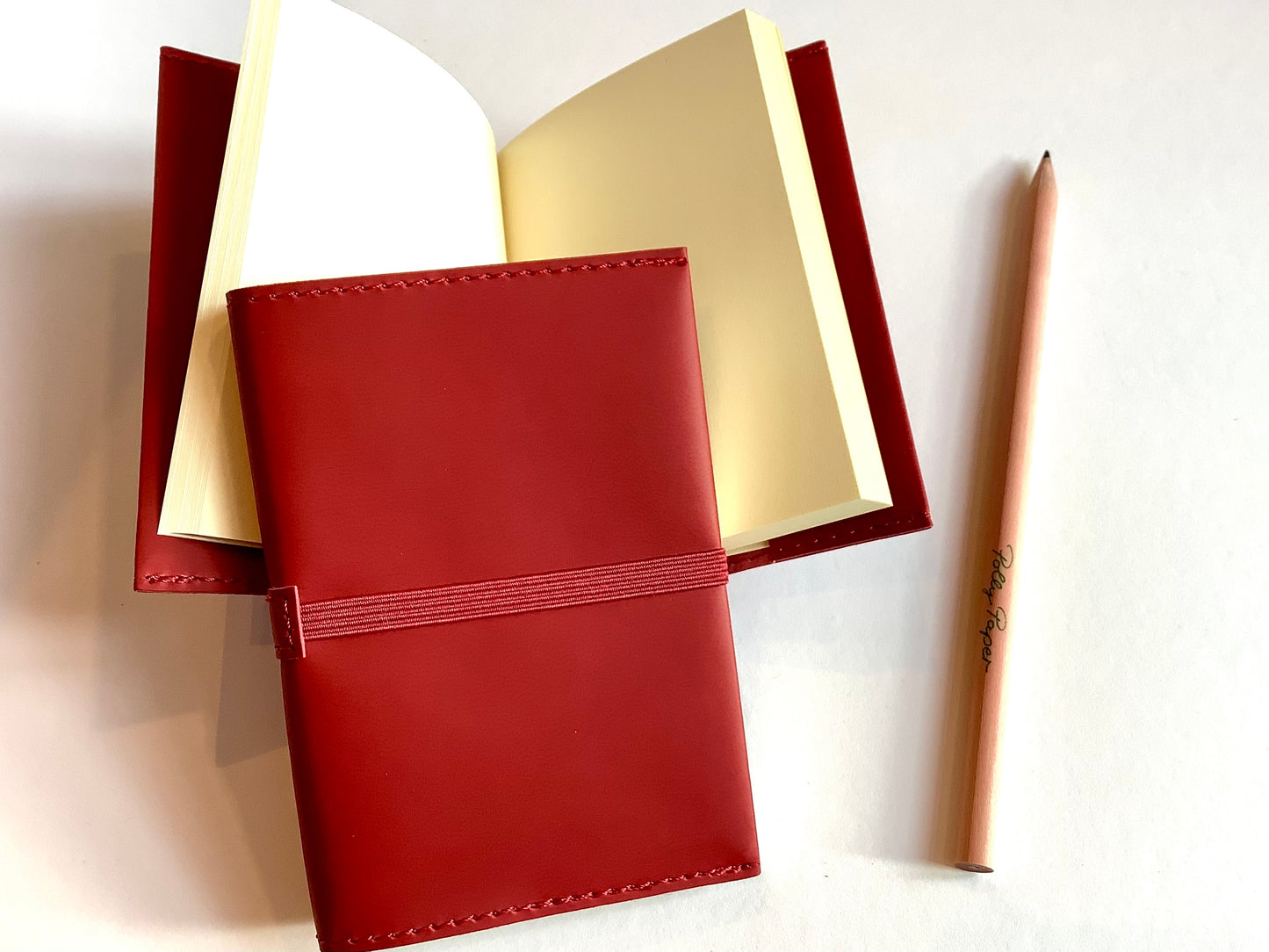 Rotes kleines Notizbuch mit austauschbarem Buchblock und Gummizug quer