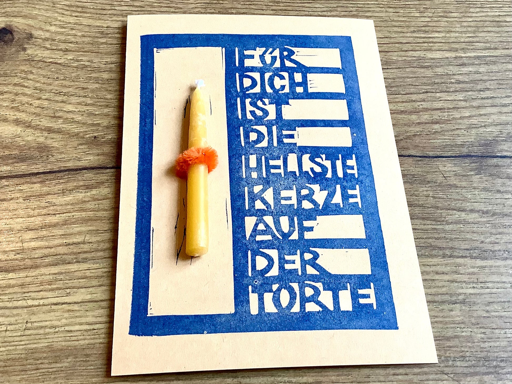 Postkarte mit echter Bienenwachskerze daran, Text:  Für Dich ist die hellste Kerze auf der Torte (Flitzpost) - bei Polly Paper - Umweltfreundliche Schreibwaren