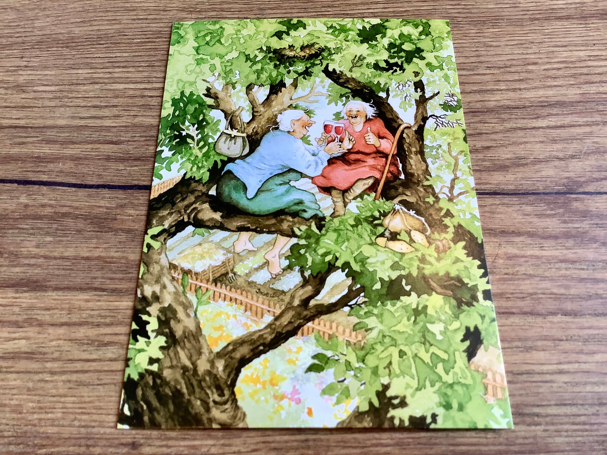 Postkarte Löök Frauen mit Wein auf Baum A6 - Polly Paper - Umweltfreundliche Schreibwaren