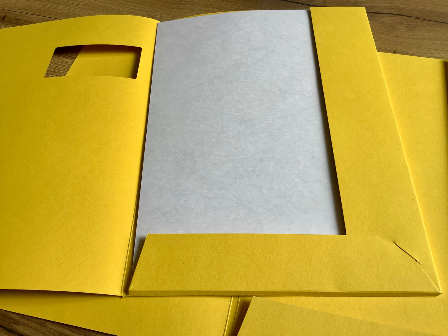 10 gelbe Pressemappen (Angebotsmappen) mit Fenster im Deckel und rechts zwei Flügel. Erhältllich bei Polly Paper Bürobedarf in Berlin-Mitte