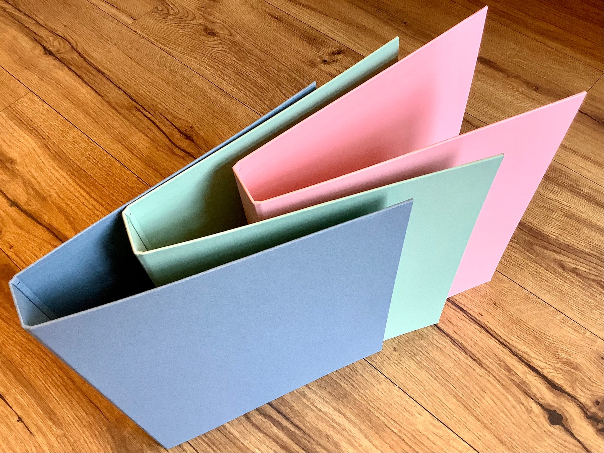pastellfarbene Ringbücher aus Recyclingkarton, blaugrau, mintgrün und rosa