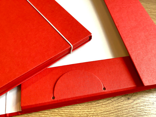 Rote Sammelmappe mit weißem Gummizug