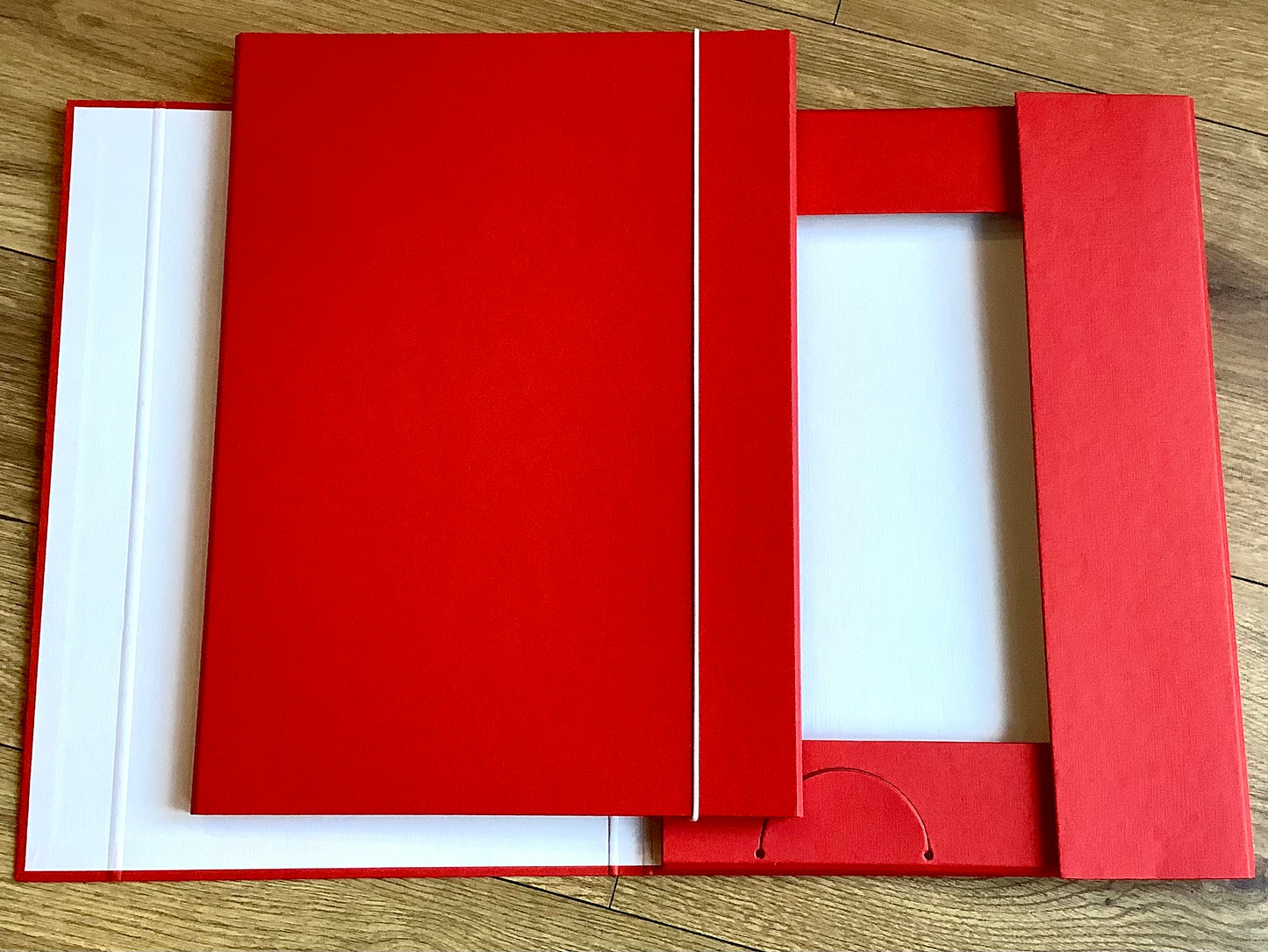 Rote Sammelmappe mit Gummizugverschluss, innen weiß