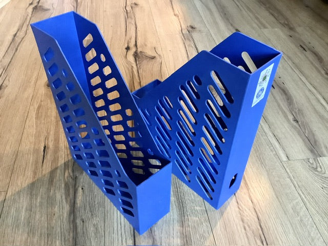 2 blaue Stehsammler aus Recyclingplastik, einer von vorne, einer von der Seite