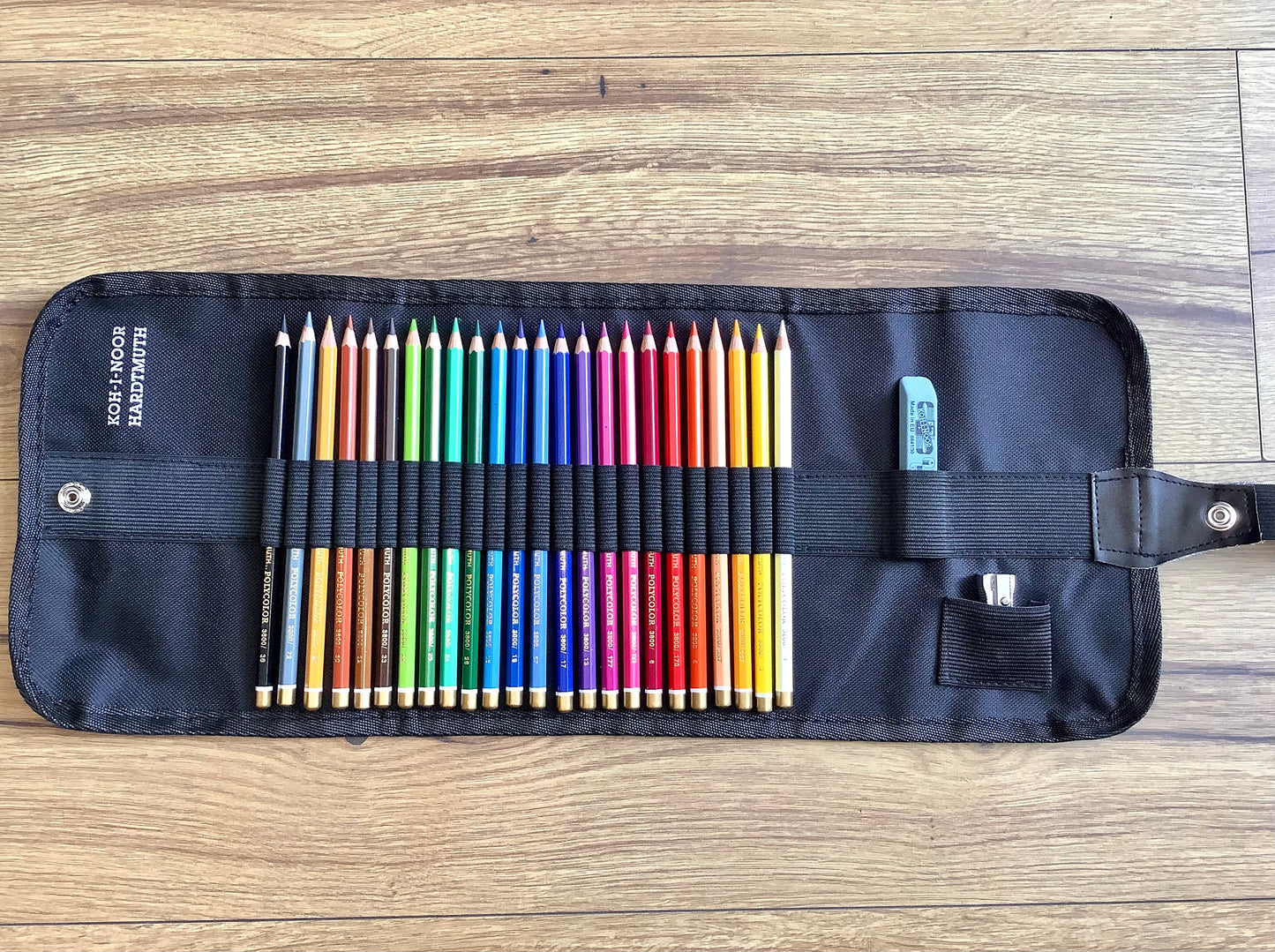 schwarze Nylon-Stifterolle mit 24 buntstifte  "Polycolor" von Koh-i-Noor
