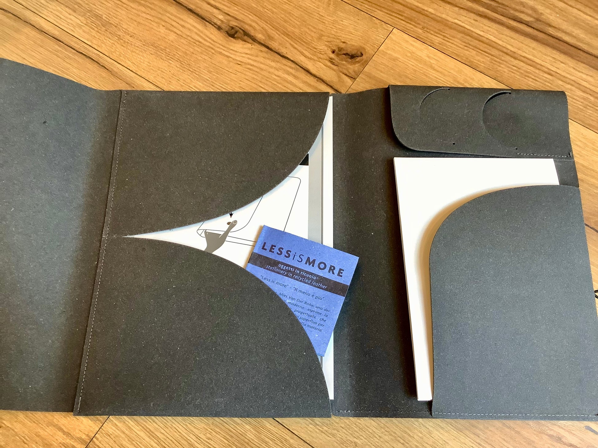 Dunkelgraue Mappe für ein Tablet und Schreibblock mit 2 Druckknöpfen - offen