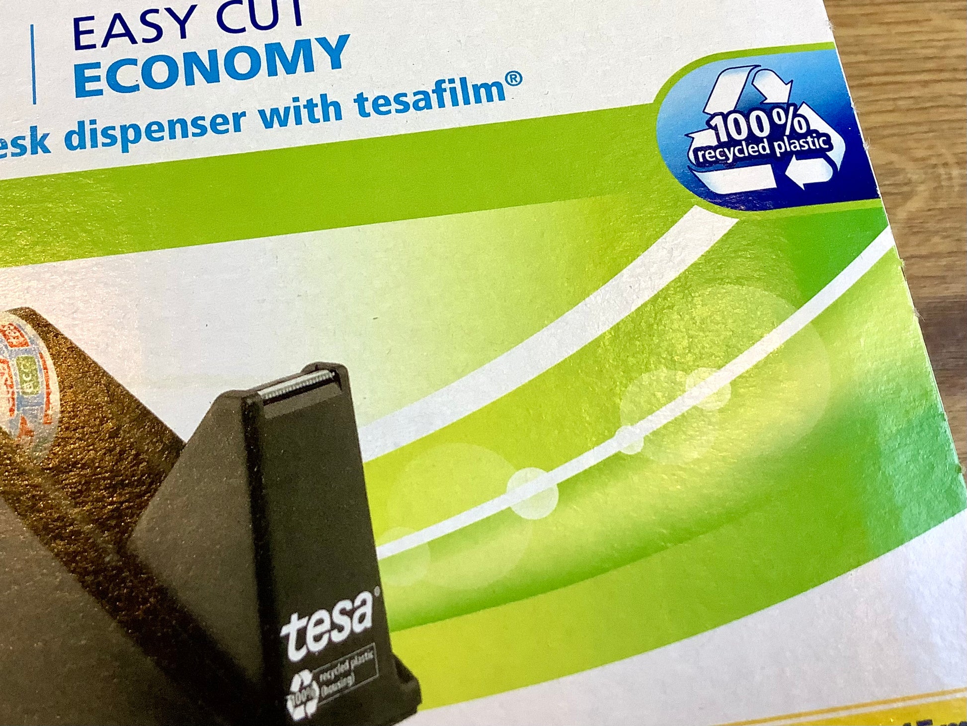 Schwarzer Tischabroller tesa eco Recyclingplastik. 
Erhältlich bei Polly Paper, umweltfreundlicher Bürobedarf in Berlin-Mitte