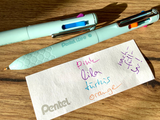 Vierfarb-Kugelschreiber iZee Pentel - Polly Paper - Umweltfreundliche Schreibwaren