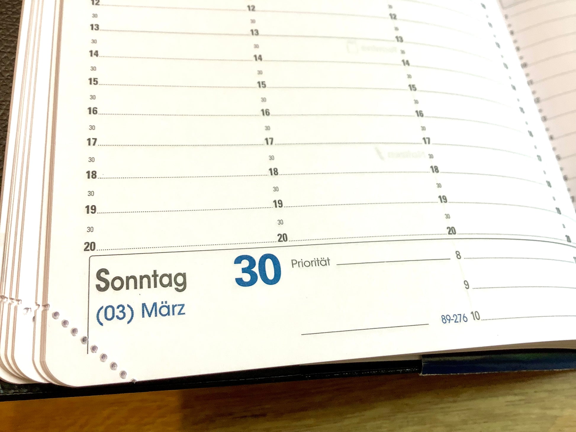 wochenkalender Einlage executif 16x16 Detail perforierte Ecke