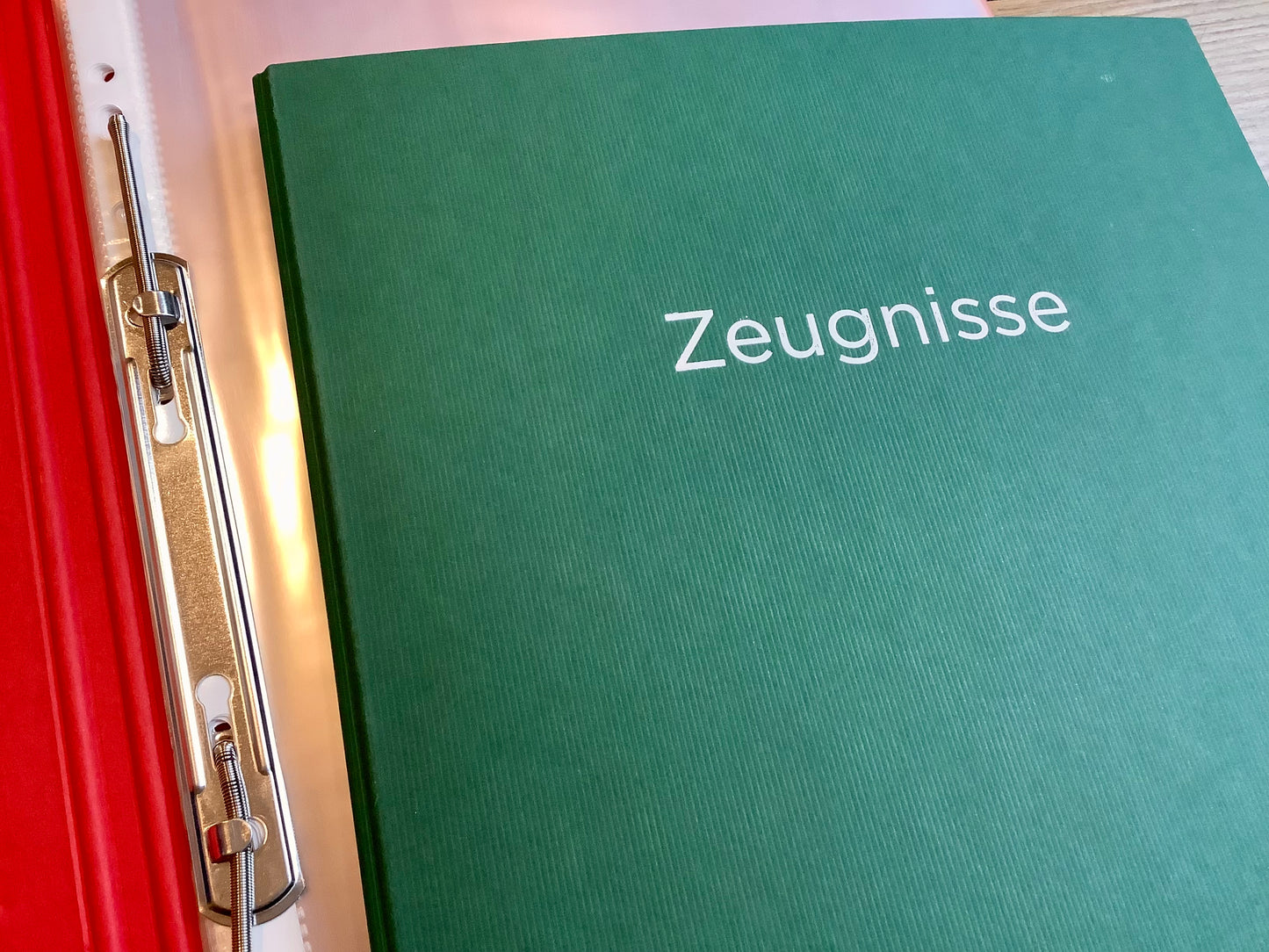 Blaue Zeugnismappe mit silbernem Aufdruck "Zeugnisse" .
Diese Mappe und anderen Schulbedarf finden Sie bei Polly Paper in Berlin-Mitte