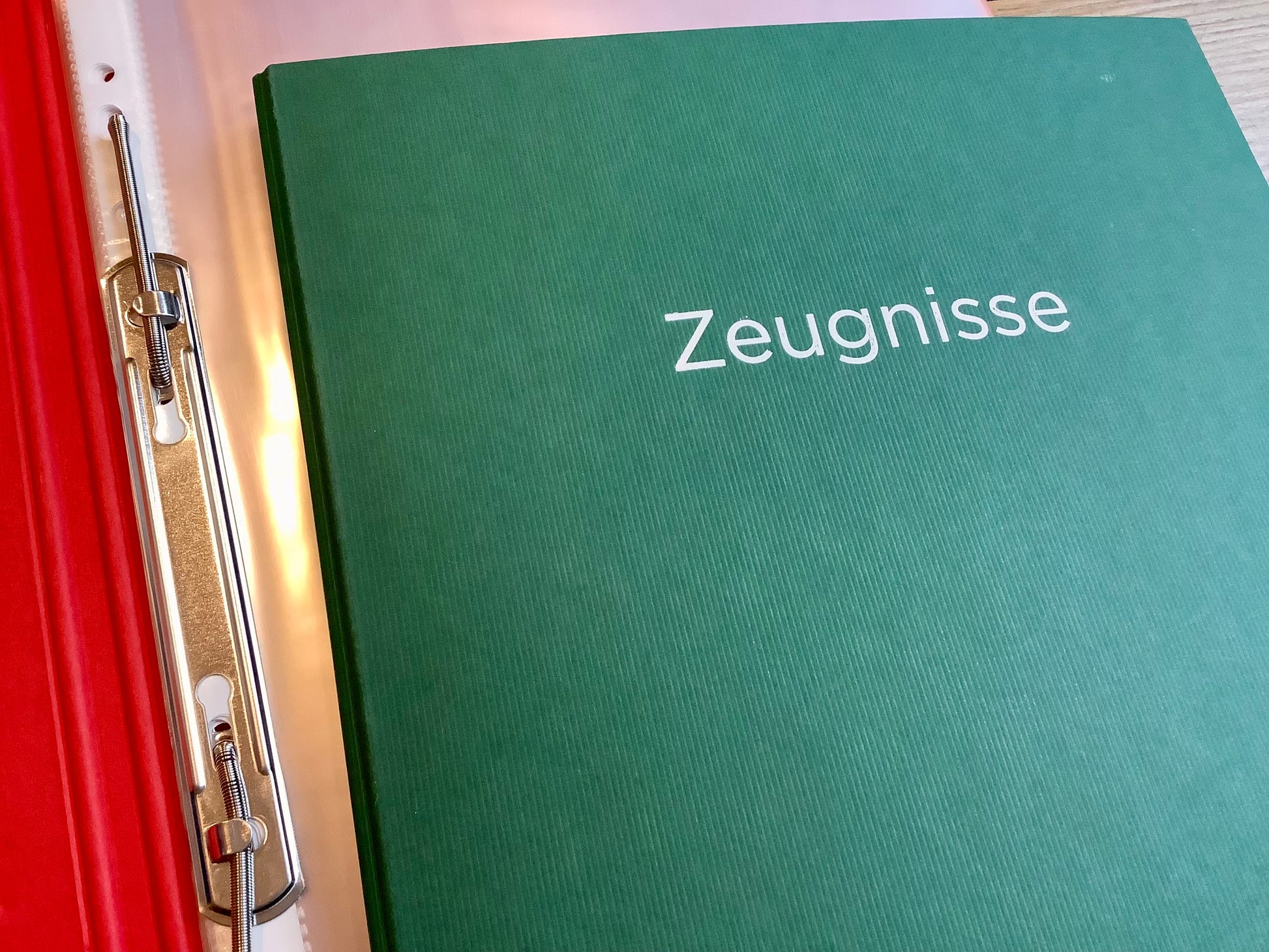 Blaue Zeugnismappe mit silbernem Aufdruck "Zeugnisse" .
Diese Mappe und anderen Schulbedarf finden Sie bei Polly Paper in Berlin-Mitte