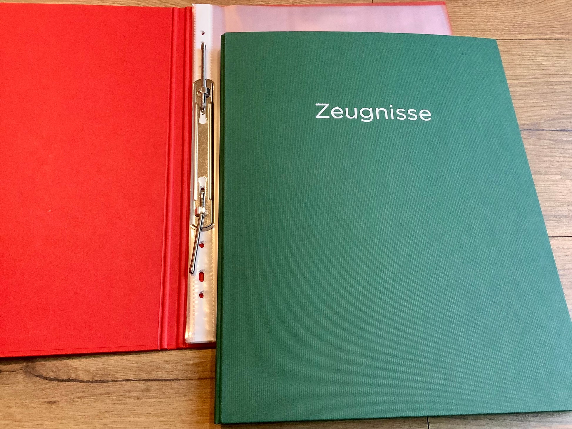 Grüne Zeugnismappe mit silbernem Aufdruck "Zeugnisse" .
Diese Mappe und anderen Schulbedarf finden Sie bei Polly Paper in Berlin-Mitte