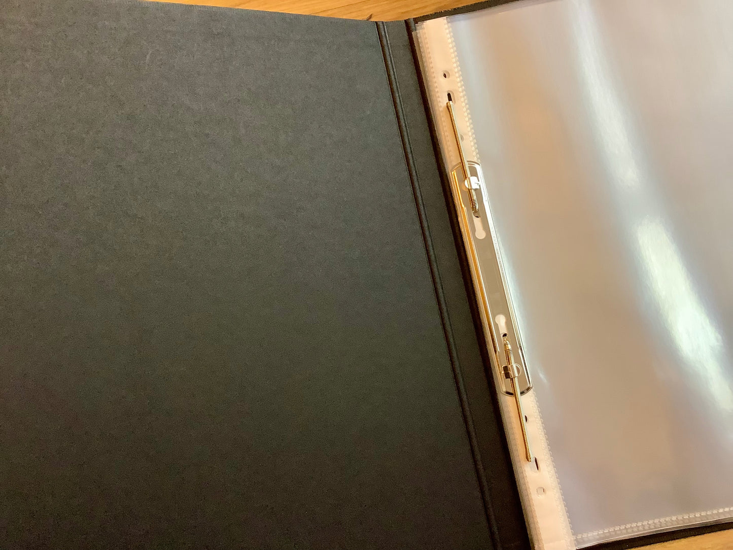 Schwarze Zeugnismappe mit silbernem Aufdruck "Zeugnisse" .
Diese Mappe und anderen Schulbedarf finden Sie bei Polly Paper in Berlin-Mitte