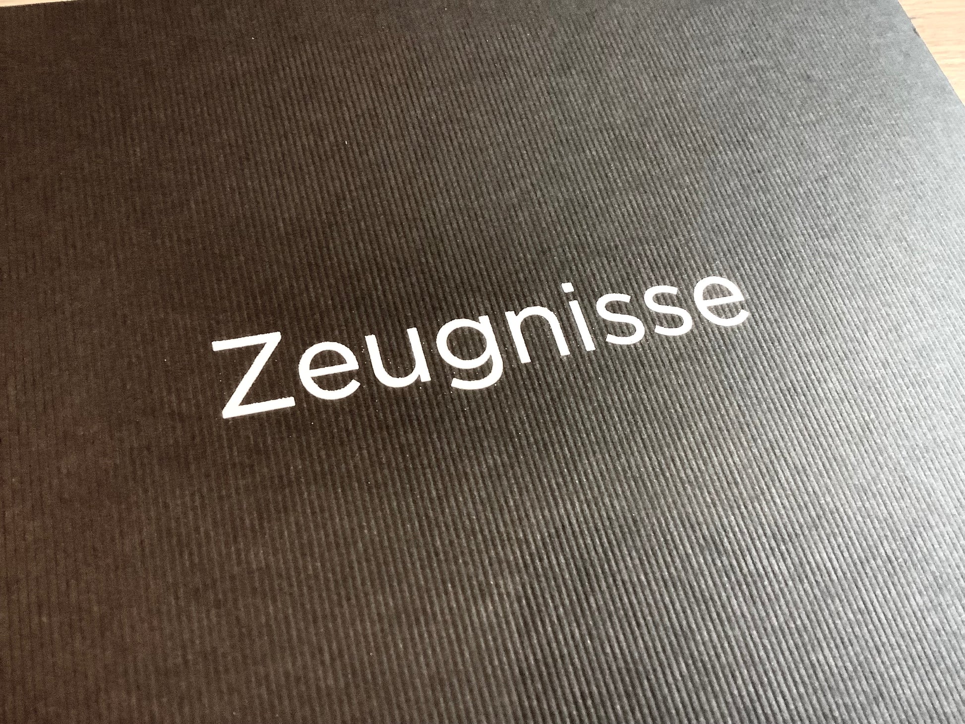Schwarze Zeugnismappe mit silbernem Aufdruck "Zeugnisse" .
Diese Mappe und anderen Schulbedarf finden Sie bei Polly Paper in Berlin-Mitte
