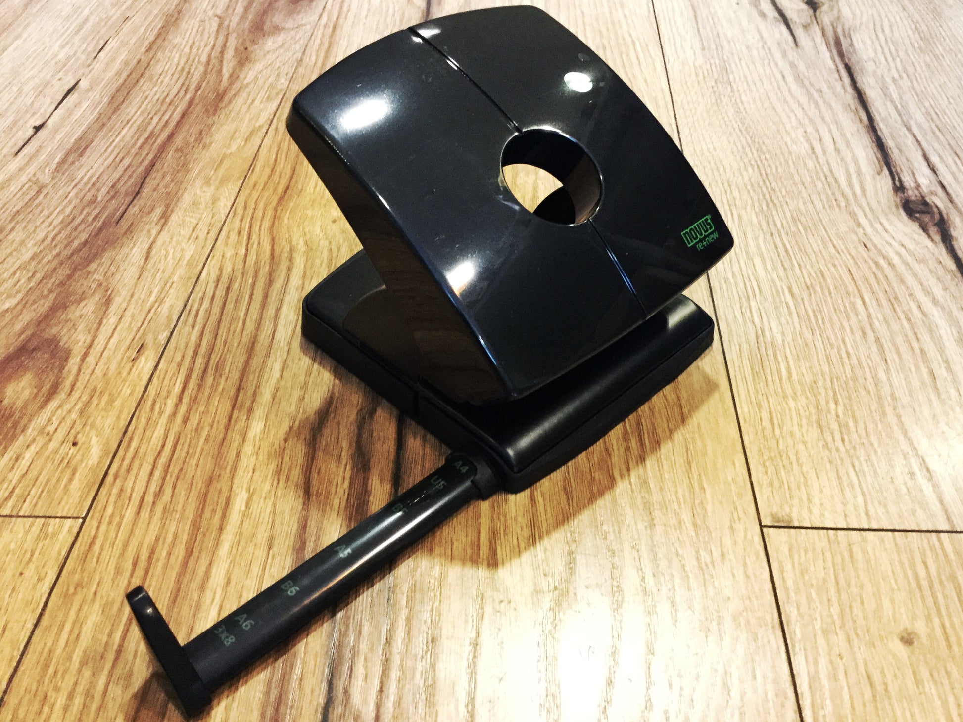 Locher novus B230 Re new01 recy. schwarz - Polly Paper - Umweltfreundliche Schreibwaren