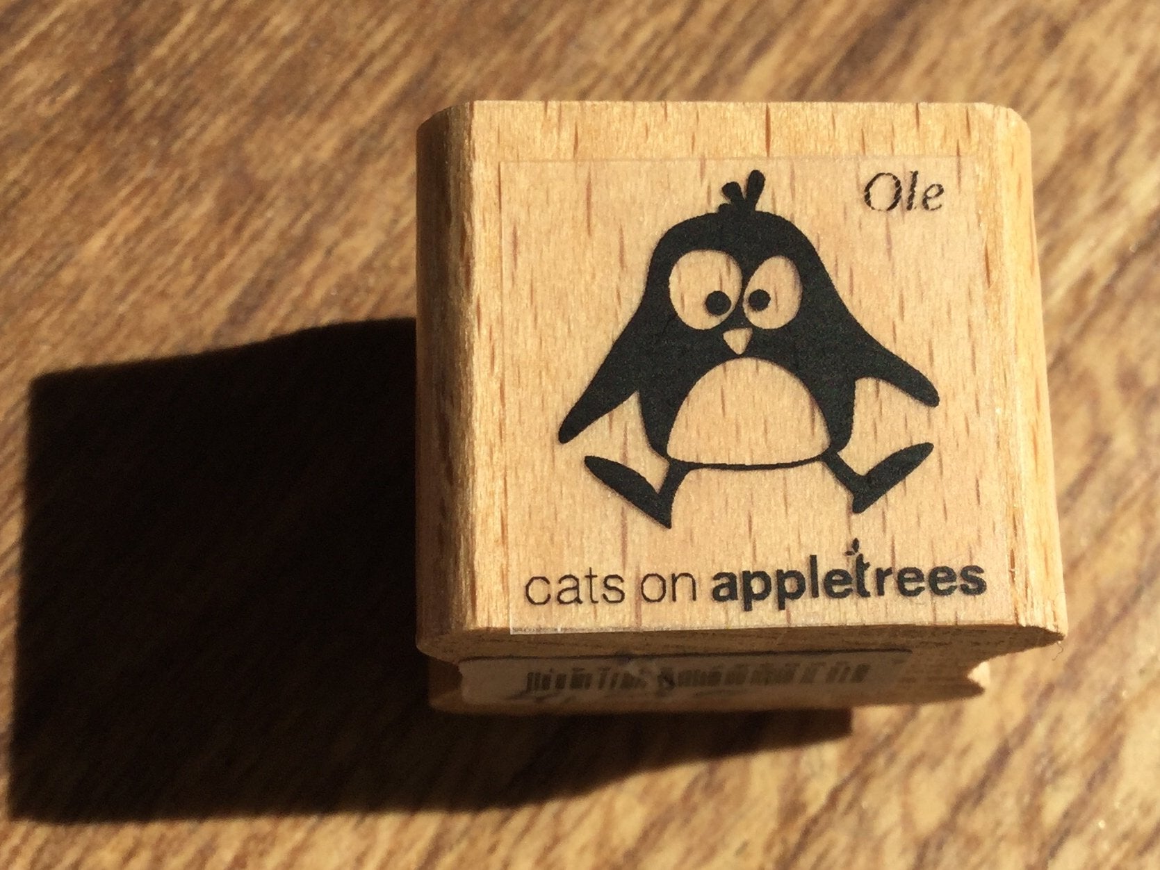 Stempel Pinguin Ole springt (Cats on appletrees) - Polly Paper - Umweltfreundliche Schreibwaren