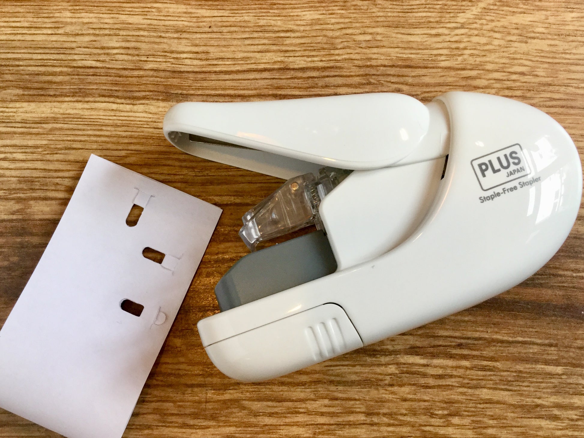 Stapler PLUS Heftgerät ohne Klammern - Polly Paper - Umweltfreundliche Schreibwaren