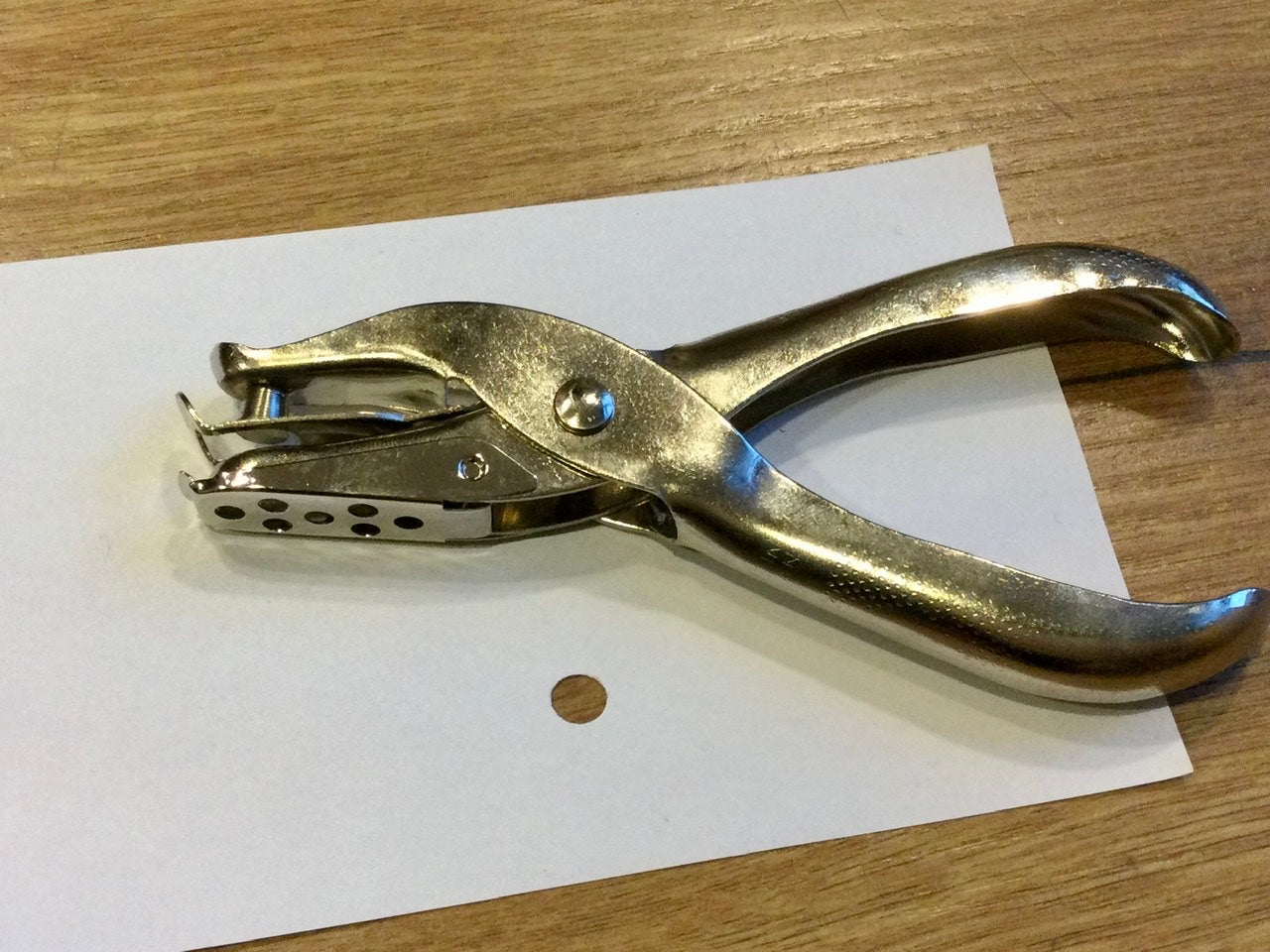 Lochzange aus Metall 12,5 cm