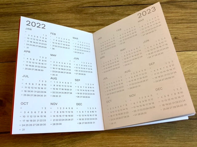 Monatsplaner A6 mini Kalenderheft Octàgon rot 2026 - Polly Paper - Umweltfreundliche Schreibwaren