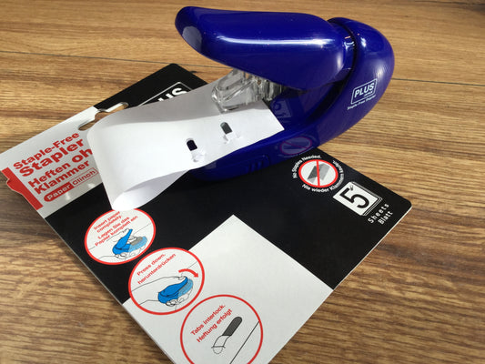 Stapler PLUS Heftgerät ohne Klammern - Polly Paper - Umweltfreundliche Schreibwaren
