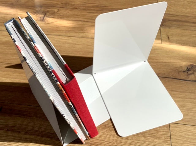weiße Buchstützen aus Metall
