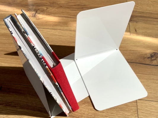 weiße Buchstützen aus Metall