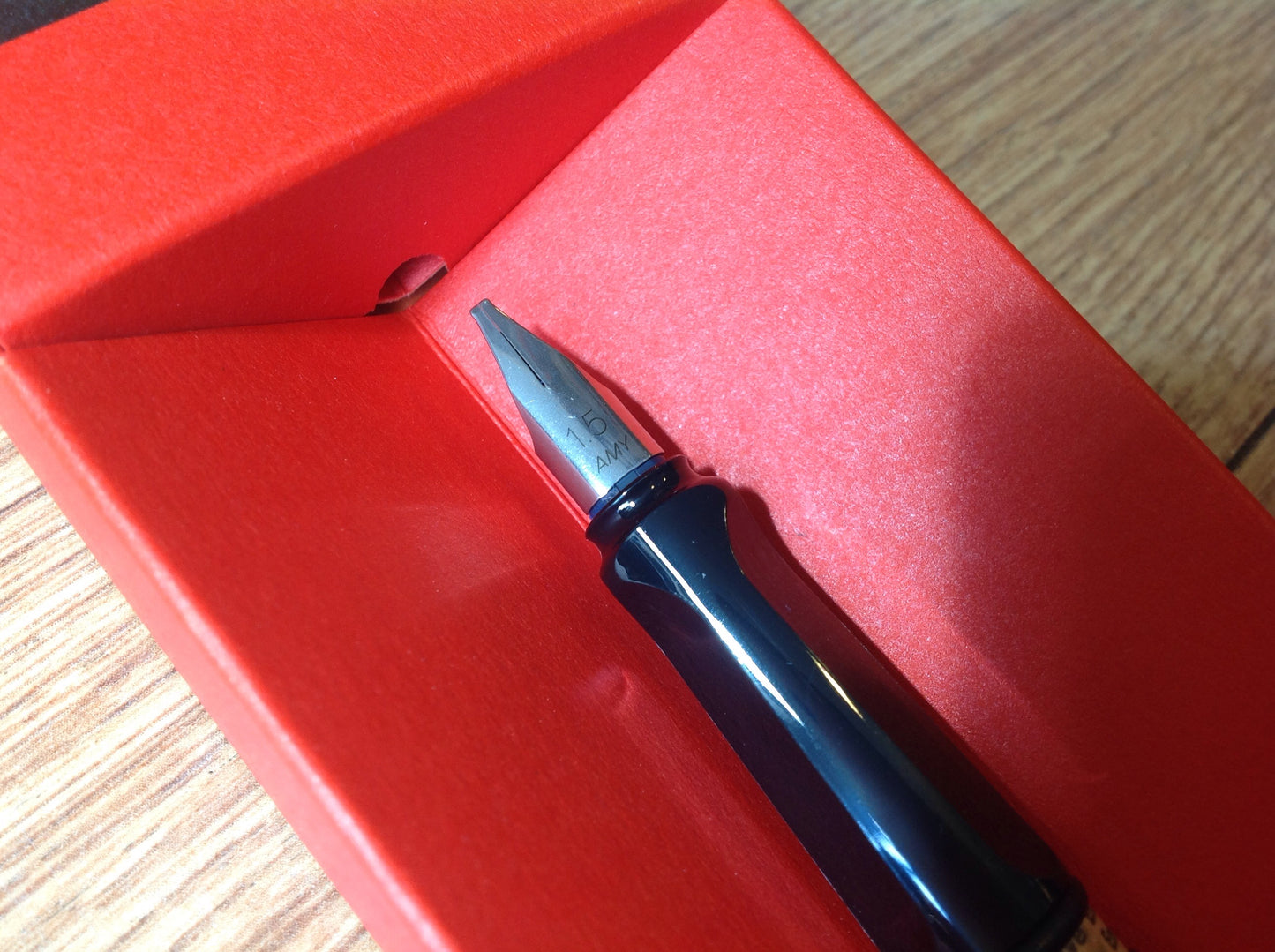 Lamy Joy Füller schwarz (roter Clip) 1,5mm-Feder (Kalligrafie)