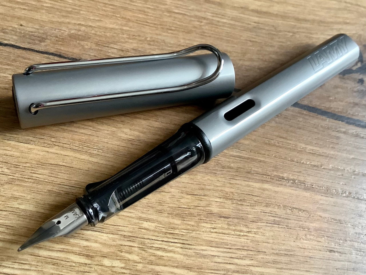 Füllhalter von LAMY aus Aluminium in silber (Griffstück aus transparentem Kunststoff). 
Erhältlich bei Polly Paper Schreibwaren in Berlin-Mitte