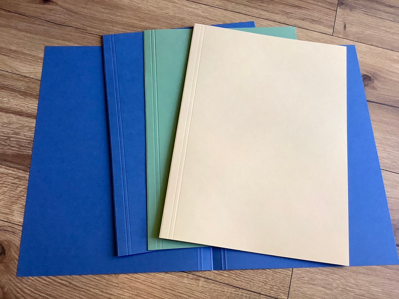 Chamoisfarbener Aktendeckel von FALKEN aus Recyclingkarton - erhältlich bei Polly Paper - Umweltfreundliche Schreibwaren / Bürobedarf in Berlin-Mitte