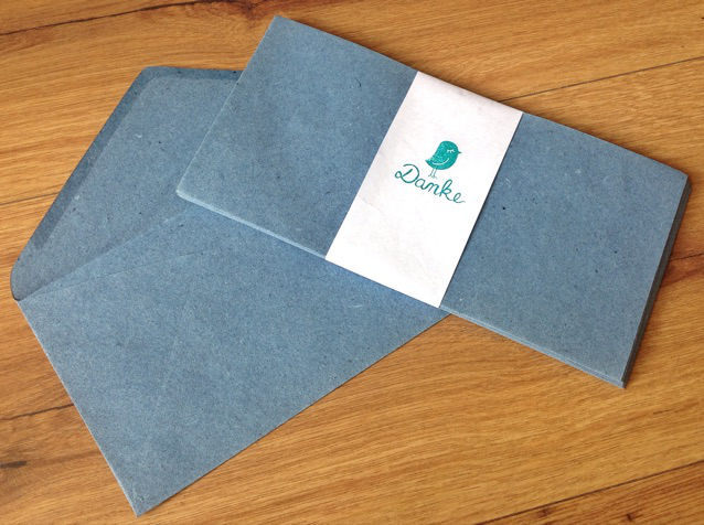 10 jeansblaue lange Briefumschläge aus recycelten Jeansfasern, handgeschöpft in Indien.