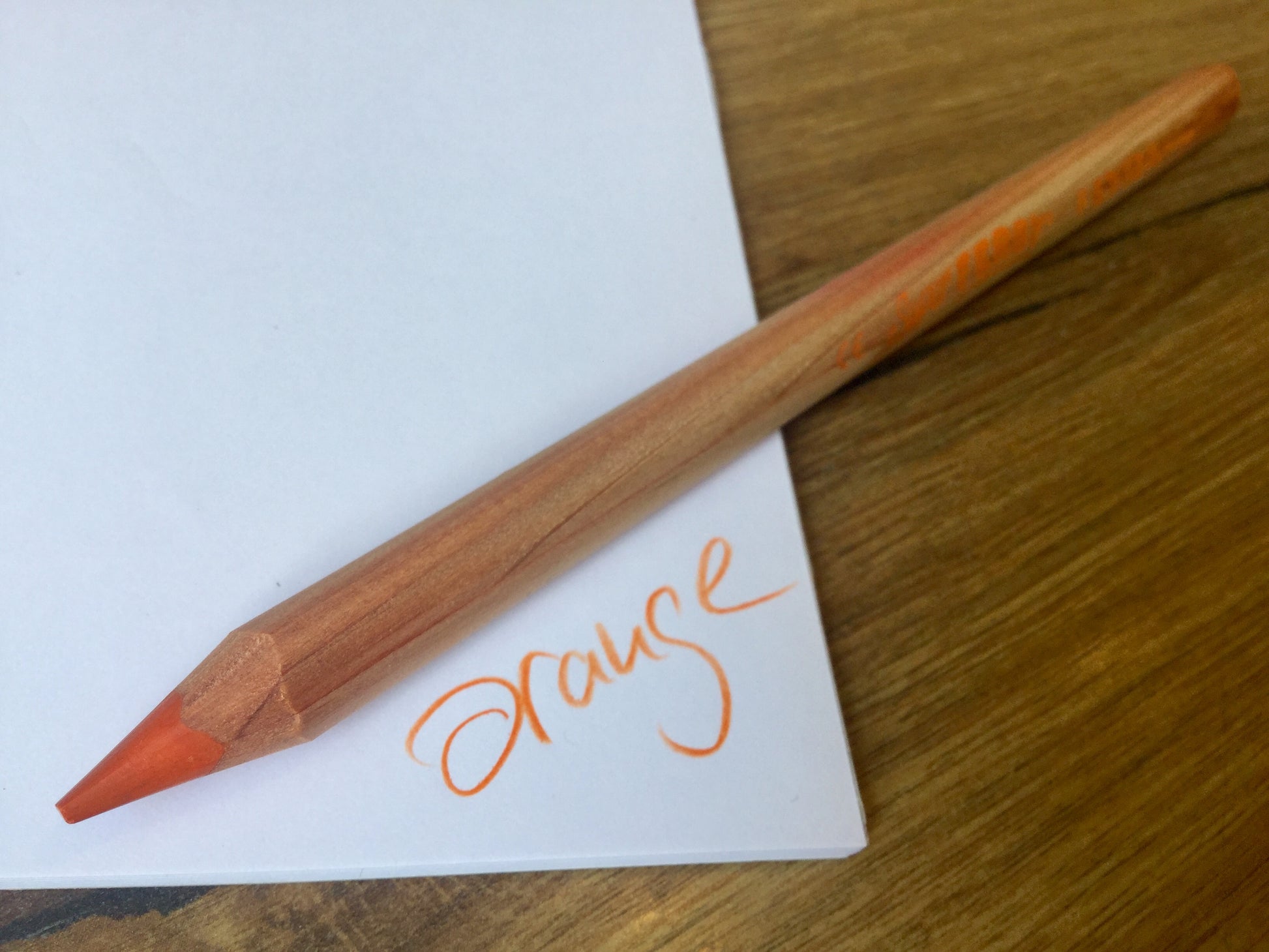 Unlackierter Dreikant-Buntstift in orange von Lyra - Umweltfreundlicher Schulbedarf in Berlin-Mitte