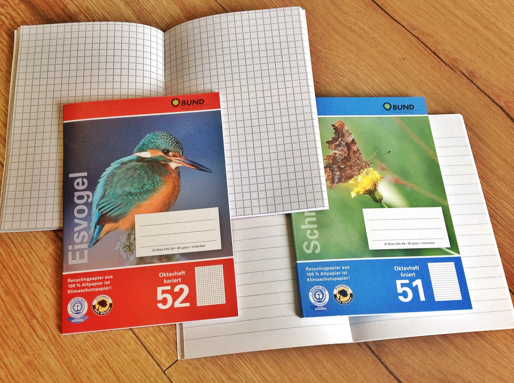 Einfaches kleines Oktavheft (DIN A6), Lineatur 51 und 52 (kariert oder liniert) mit Motiv Eisvogel bzw. Schmetterling. Recyclingpapier. 
Umweltfreundlicher Schulbedarf bei Polly Paper in Berlin-Mitte